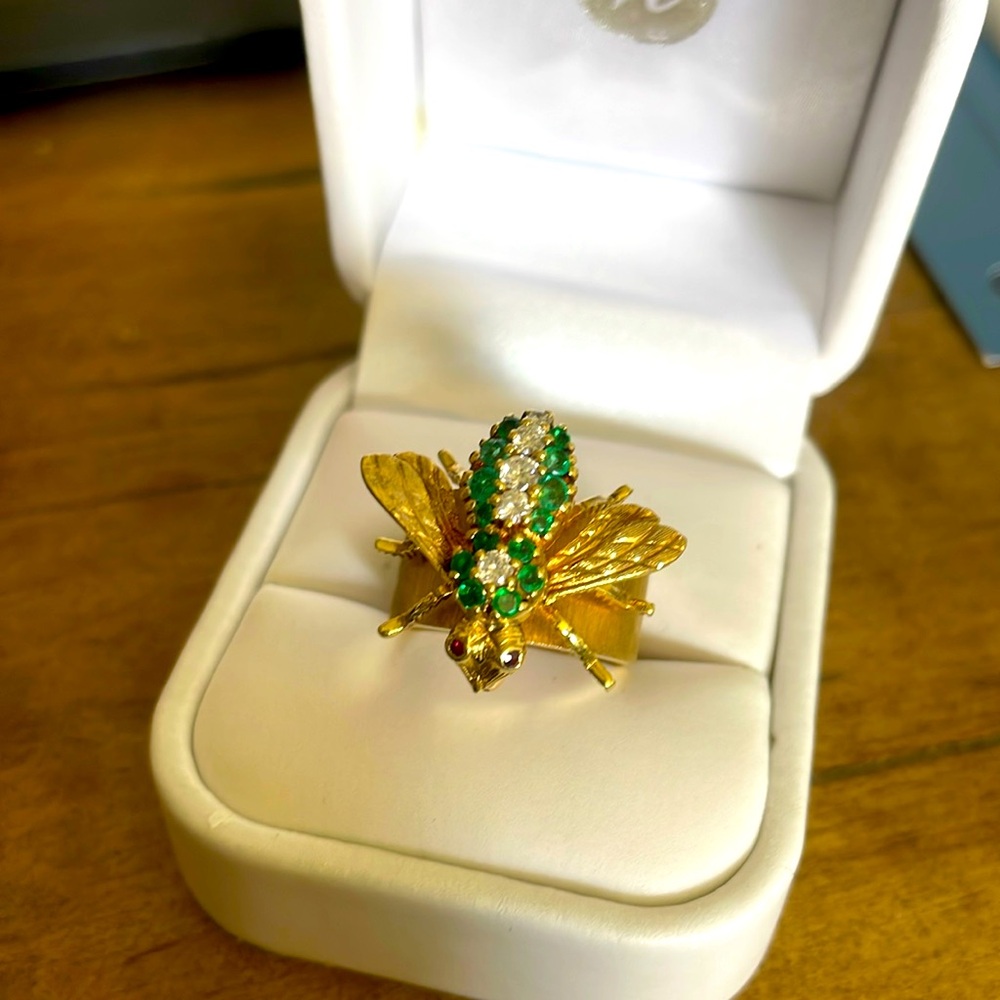 Herbert Rosenthal Emeralds and diamonds Ring
18k gold with detachable Pin